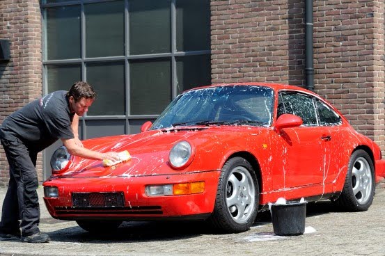 Porsche 964 rood wassen