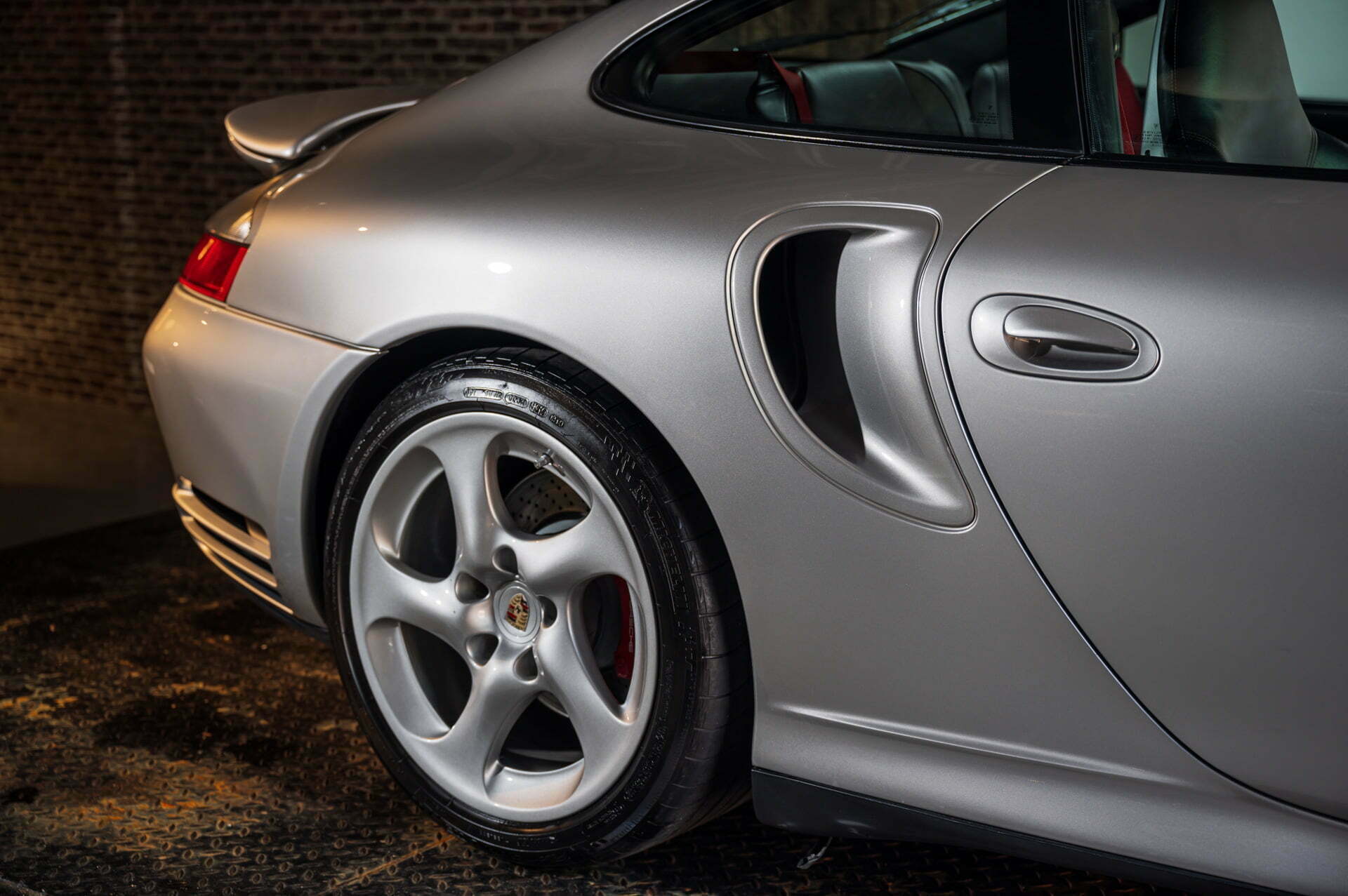 Porsche 996 Turbo Coupe Automaat Arktissilber metallic Car Service Visser Gespecialiseerd in Porsche Hilversum