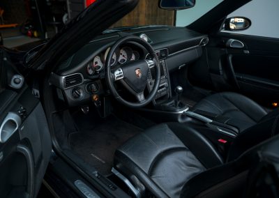 Porsche 997 Carrera S hangeschakelde Cabriolet Atlasgrau-metallic Car Service Visser Gespecialiseerd in Porsche Hilversum