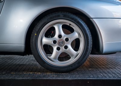 Porsche 993 Carrera Handgeschakeld Polarsilber-met Car Service Visser